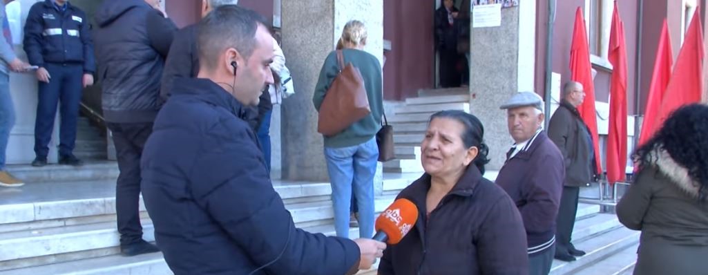 Gruaja me zemër të thyer e lot në sy: Nuk kemi ku të rrimë, kemi mbetur jashtë