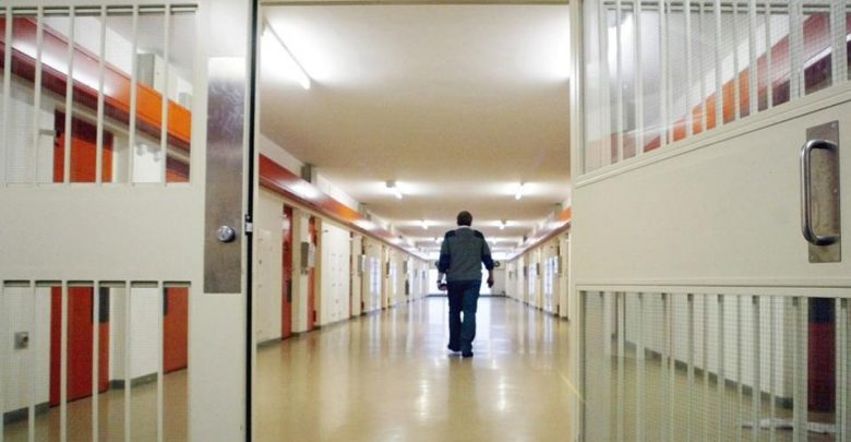 Gjendet i pajetë shqiptari në qelinë e burgut në Greqi