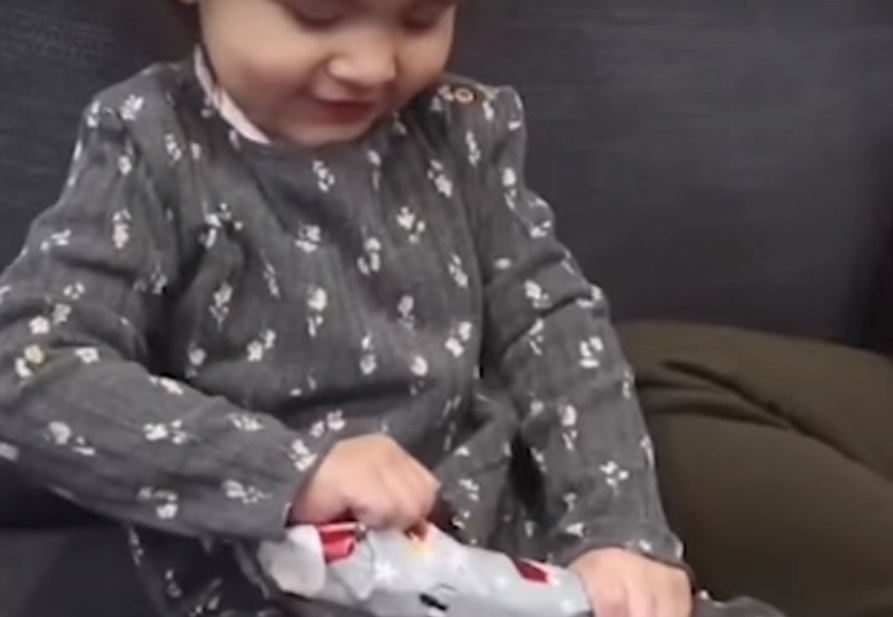 Babai i bën vajzës dhuratën më të keqe për Krishtlindje, reagimi i saj është i paparë