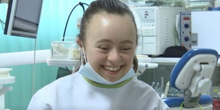 Punon në një klinikë dentare, vajza me sindromën Down dhuron pagën e saj për të prekurit nga tërmeti