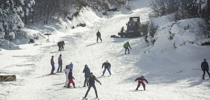 Pas “Syrit të Kaltër” jepet me qira për një shumë qesharake edhe pista e skive në Dardhë të Korçës