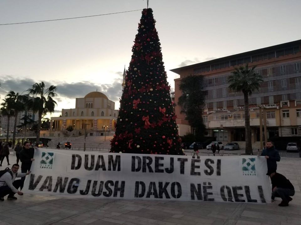 “Duam drejtësi, Vangjush Dako në qeli”, shpaloset banderola gjigante në mes të Durrësit