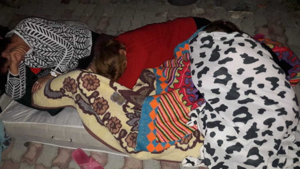 Pasgoditjet e natës së kaluar, banorët e Shetajt në Durrës flenë jashtë: Kemi frikë, nuk rrimë dot më në shtëpi
