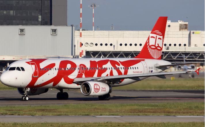 Vonesat e shumta në transportimin e pasagjerëve, pezullohet licenca e kompanisë ajrore “Fly Ernest”