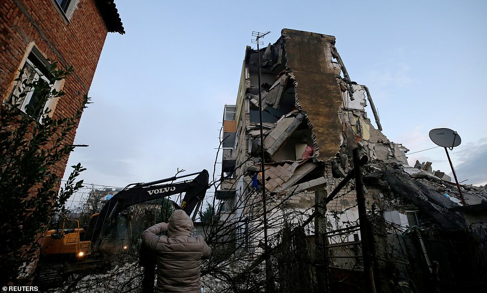 “Pallatet e rrëzuar në Thumanë u ndërtuan me mbeturina, Zoti i mbajti në këmbë deri më sot”