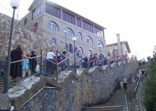 Tërmeti ka krisur Kishën e Laçit, banorët: S’vjen askush ta shikojë