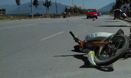 Aksident në Vlorë, makina përplas të moshuarin që lëvizte me motor