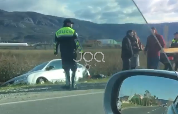 Tjetër aksident në rrugët shqiptare/ Përplasen tre makina në Lezhë, njëra përfundon në kanal