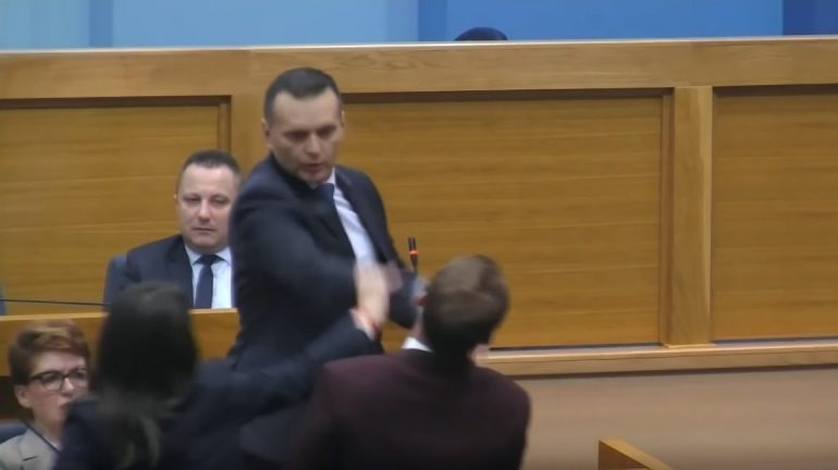 Plas keq në foltoren e Parlamentit, Ministri i Brendshëm qëllon me shpullë deputetin