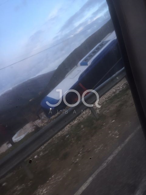 Autobusi i linjës Tiranë-Athinë përfundon në kanal, plagosen dy shoferët