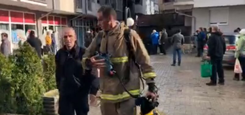 Një ndërtesë në Tetovë kaplohet nga zjarri, një person i lënduar rëndë