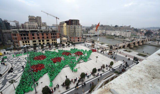 Shkupi gati për të thyer rekordin Guiness, krijon pemën më të madhe të Vitit të Ri me njerëz
