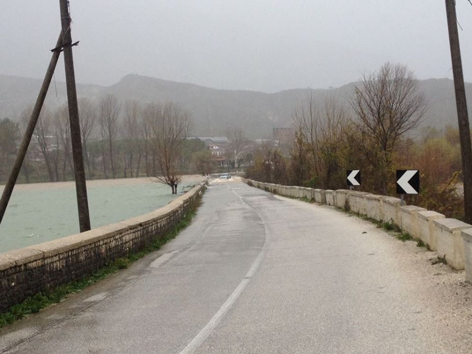 Përroi i Viroit rrezikon të dalë nga shtrati, mund të ketë përmbytje të rrugës nacionale Gjirokastër-Tepelenë