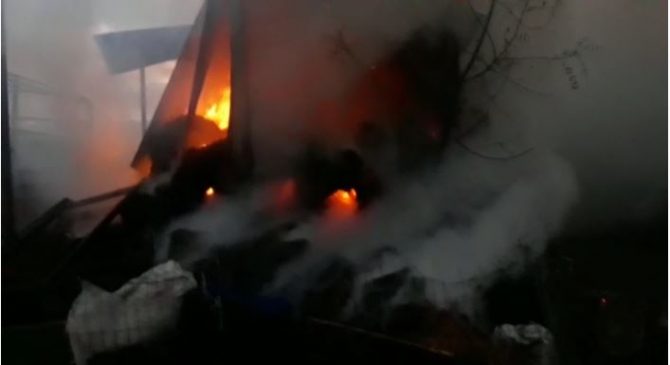Zjarri shkrumbon furgonin në Roskovec, digjen edhe 1 mijë dëngje bari