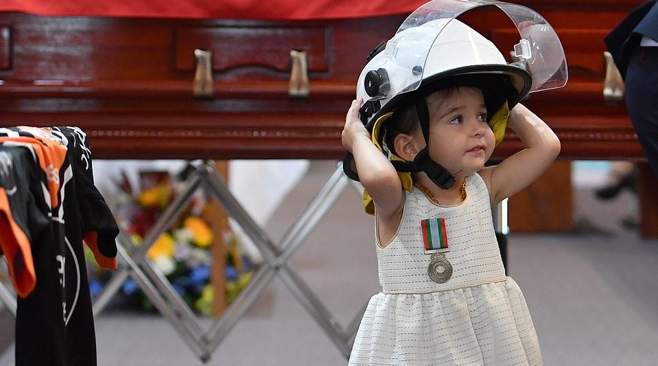 Po i jepnin lamtumirën zjarrfikësit, vajza e tij e vogël prek zemrat e të gjithëve