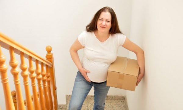 Këto punë shtëpie këshillohet që mos t’i bëjë një grua shtatzënë