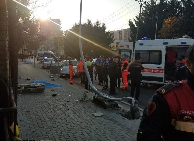 Pamjet e para nga aksidenti në Tiranë/ Përplasen dy makina, vdesin dy këmbësorë