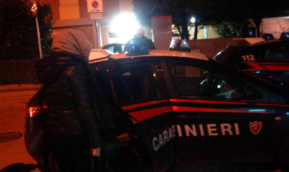 Po furnizonin makinën me karburant, policia kap në befasi shqiptarin dhe të fejuarën e tij italiane