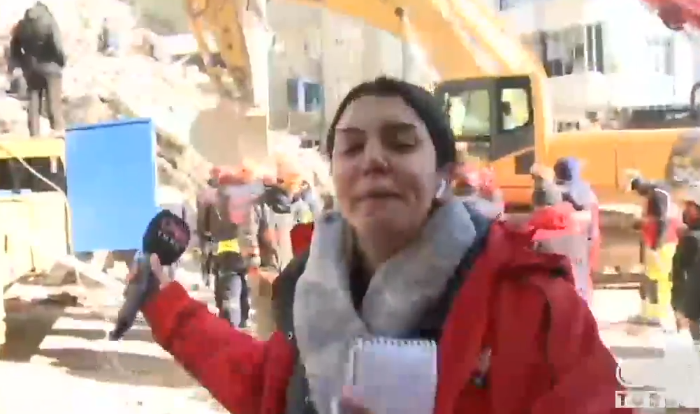 Tërmeti në Turqi/ Po raportonte operacionin e kërkim-shpëtimit, gazetarja shpërthen në lot gjatë transmetimit live