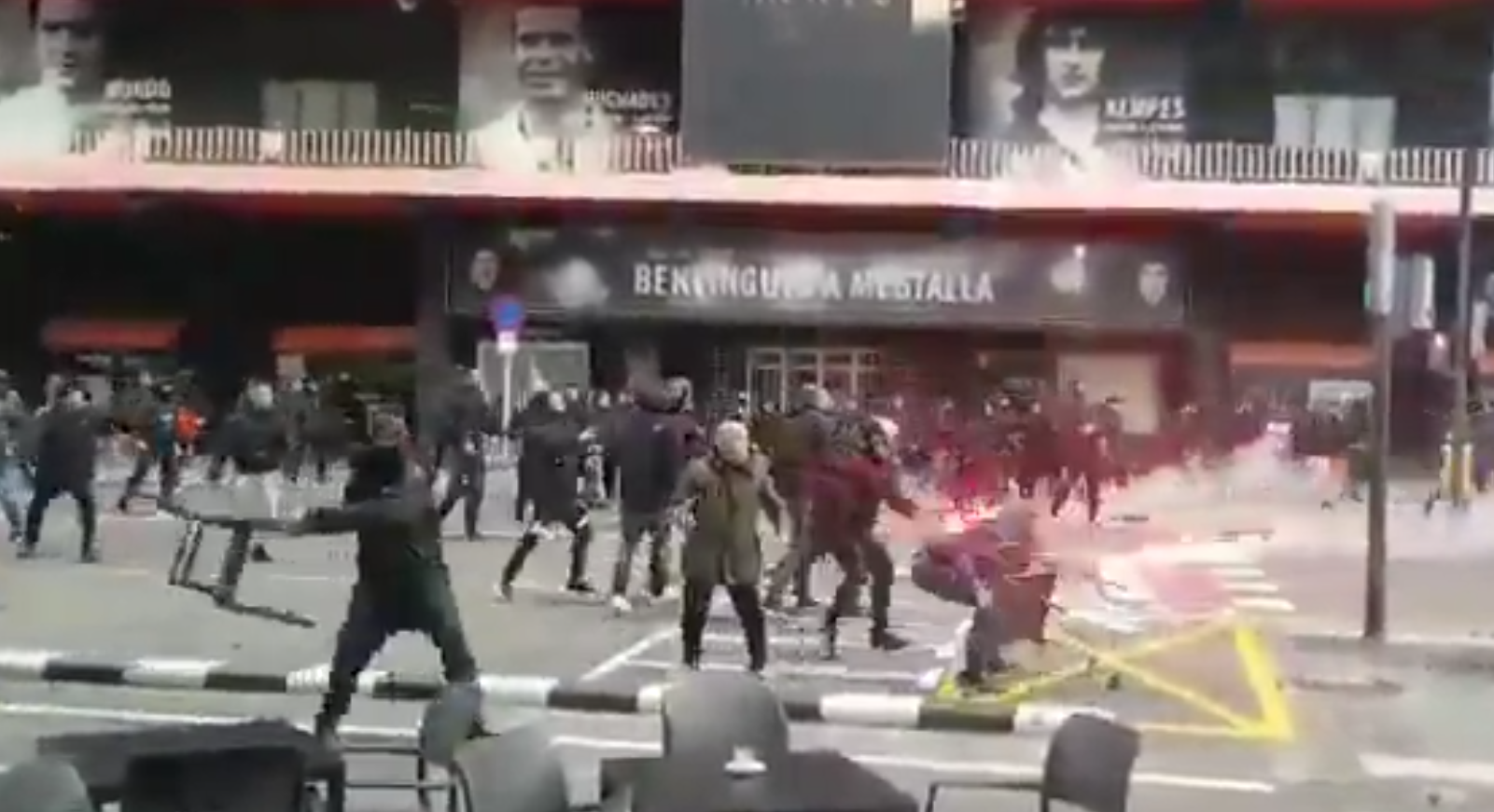 Përleshje të dhunshme mes tifozëve të Barcelonës dhe Valencias, ultrasit godasin njëri-tjetrin me ç’të gjenë përpara