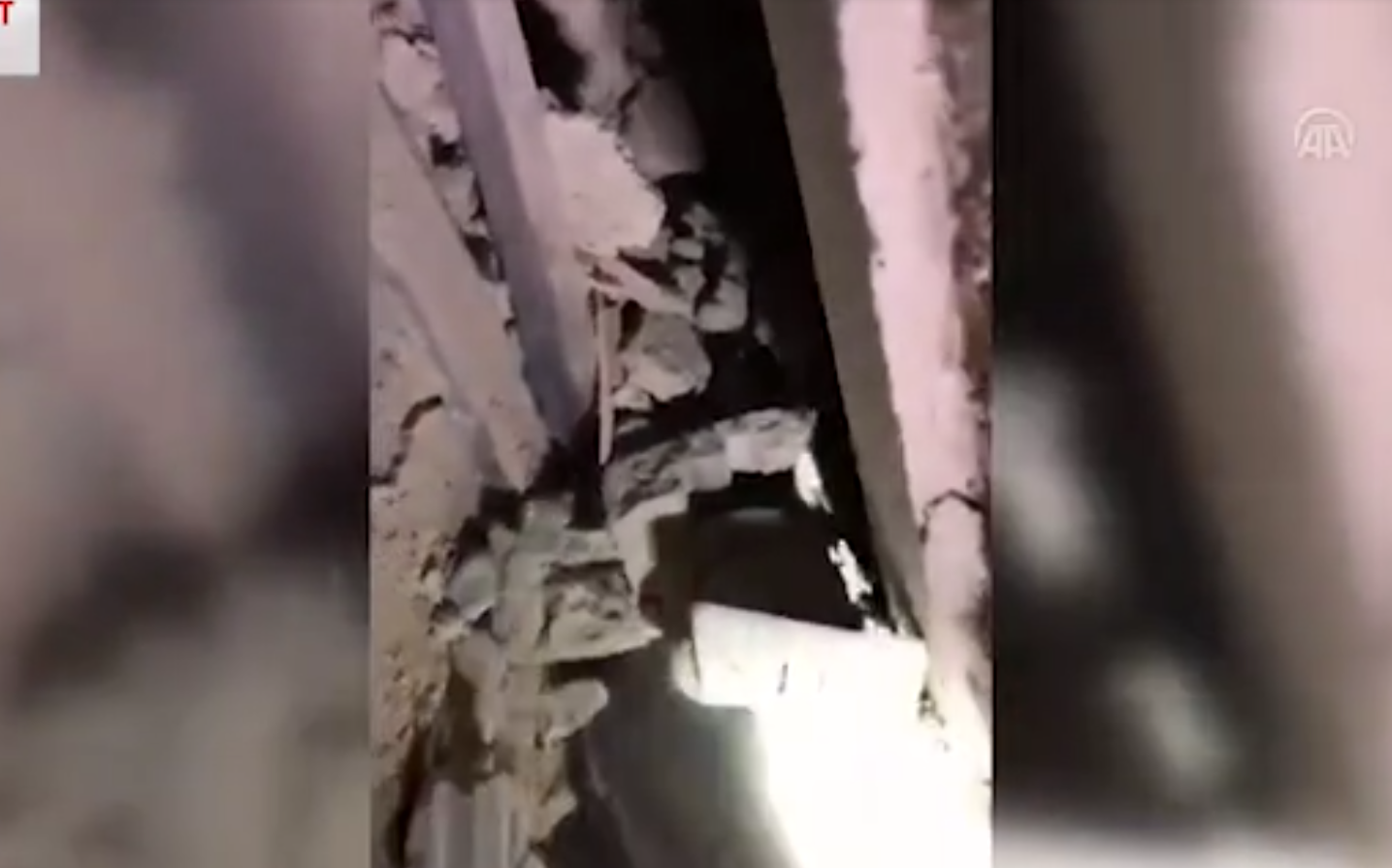 Pamje rrëqethëse/ Ndodh mrekullia në Turqi, nënë e bir nxirren të gjallë nga rrënojat pas 23 orësh