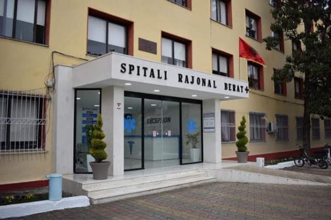 Vdekja e binjakëve në Berat, reagon spitali: Erdhën pa shenja jete!