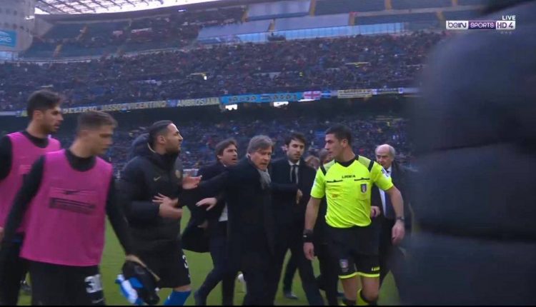 Plas në fundin e ndeshjes, Conte dhe lojtarët e Interit i vërsulen arbitrit