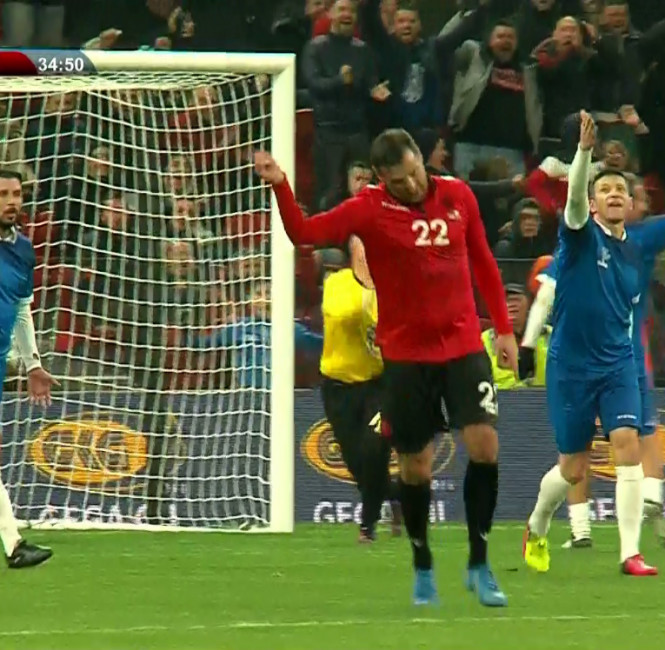 Legjendat e Shqipërisë nuk ia dalin dot, fiton Italia dhe kualifikohet në finale