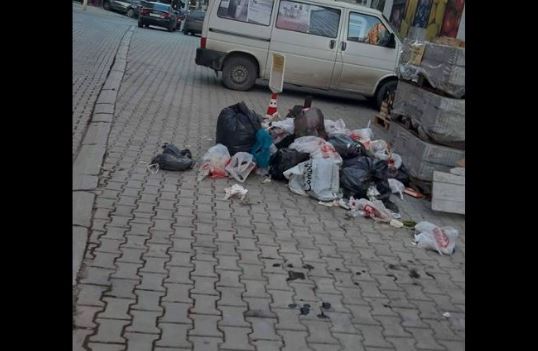 Trotuari i mbushur me mbeturina në Prishtinë