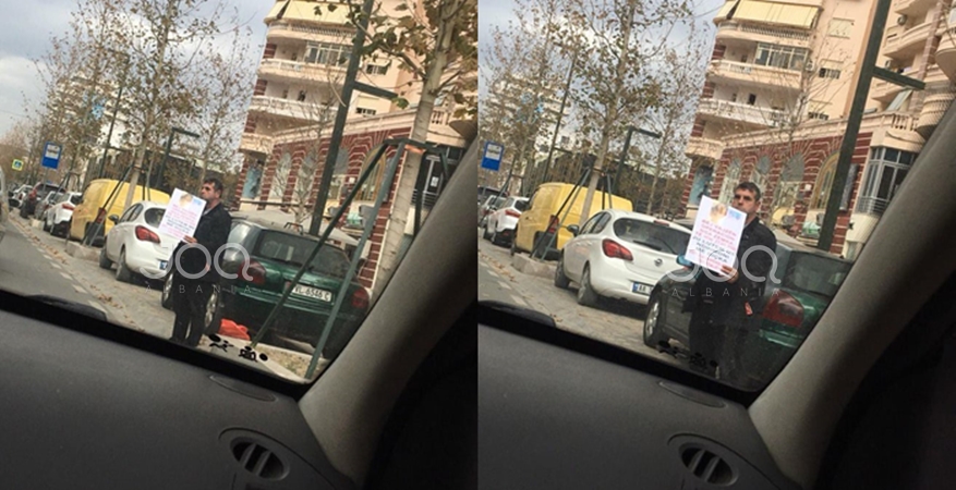 “Vajza i operohet nesër nga zemra”/ Qytetari nga Vlora prej dy ditësh në rrugë, mbledh para për të shpëtuar të bijën