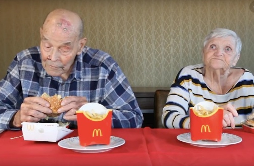 Të moshuarit konsumojnë ushqim fast food-i për herë të parë, i pabesueshëm reagimi i tyre