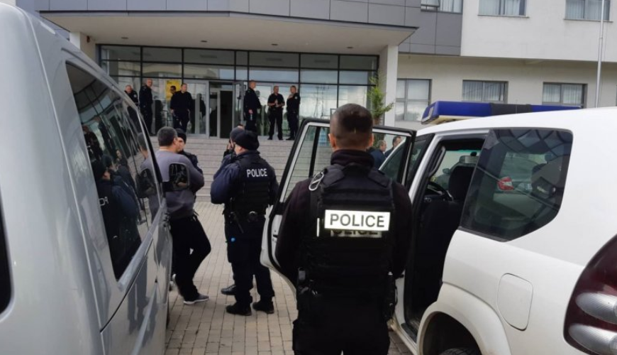 Burri nga Kosova tenton ta ngulfas gruan, djali pengon Policinë