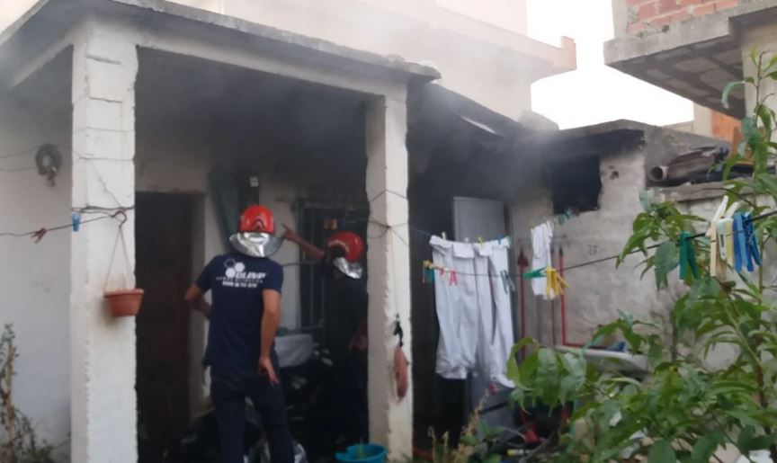Detaje rrëqethëse nga zjarri në Laç, 2-vjeçari që humbi jetën u gjet i strukur poshtë divanit