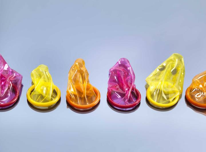Krijohet prezervativi që ndryshon ngjyrë kur bie në kontakt me një SST