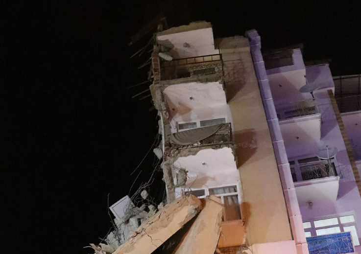 Pamje tronditëse nga tërmeti në Turqi/ Muret u çanë e sendet binin, banorët luteshin të shpëtonin gjallë