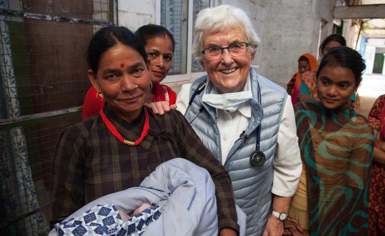 80-vjeçarja udhëton me km të tërë për të shpëtuar fëmijë: Do të ndihmoj për aq kohë sa do të jetojë
