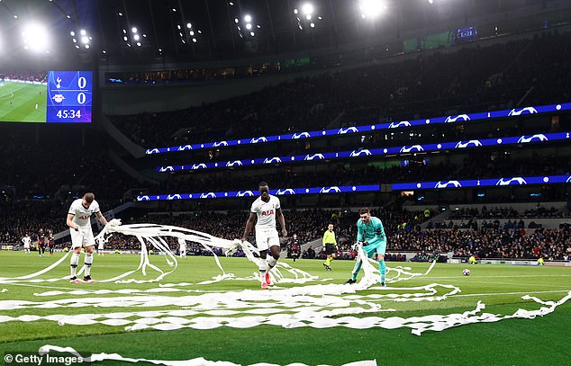 Tifozët gjermanë mbushën stadiumin me letra higjenike ndaj Tottenhamit në Champions