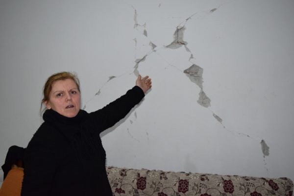 ‘Shpërtheva në lot’: Vlerësimet kontradiktore të dëmeve lënë pa bonus banorët e Durrësit