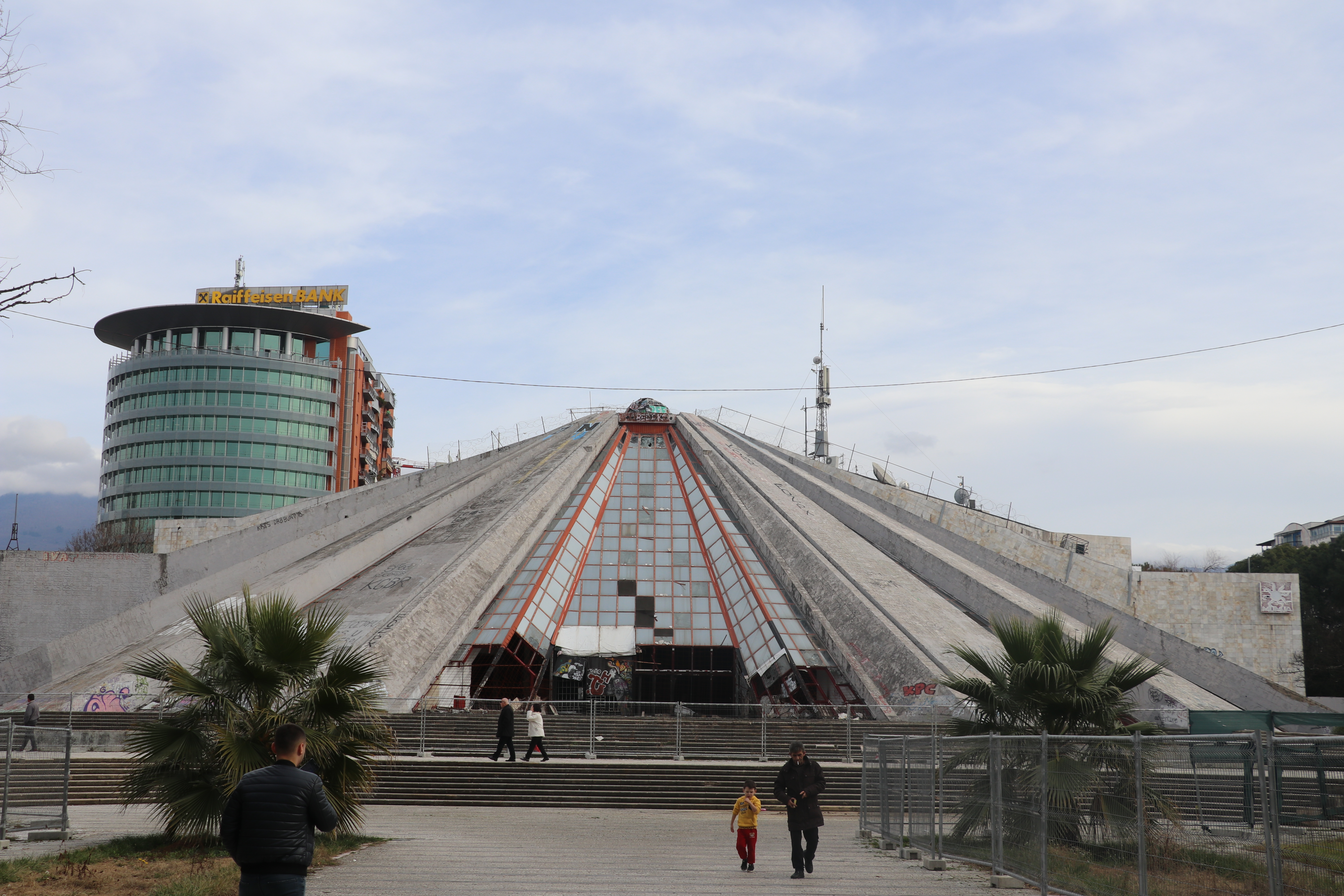Piramida e Tiranës duke degraduar, fasada e Veliajt që harroi ta përmbushë