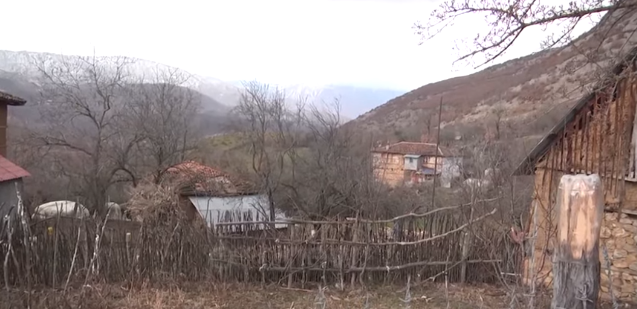 Lihet në harresë fshati Sofraçan i Bulqizës, banorët: S’ka rrugë, ujë, as drita!
