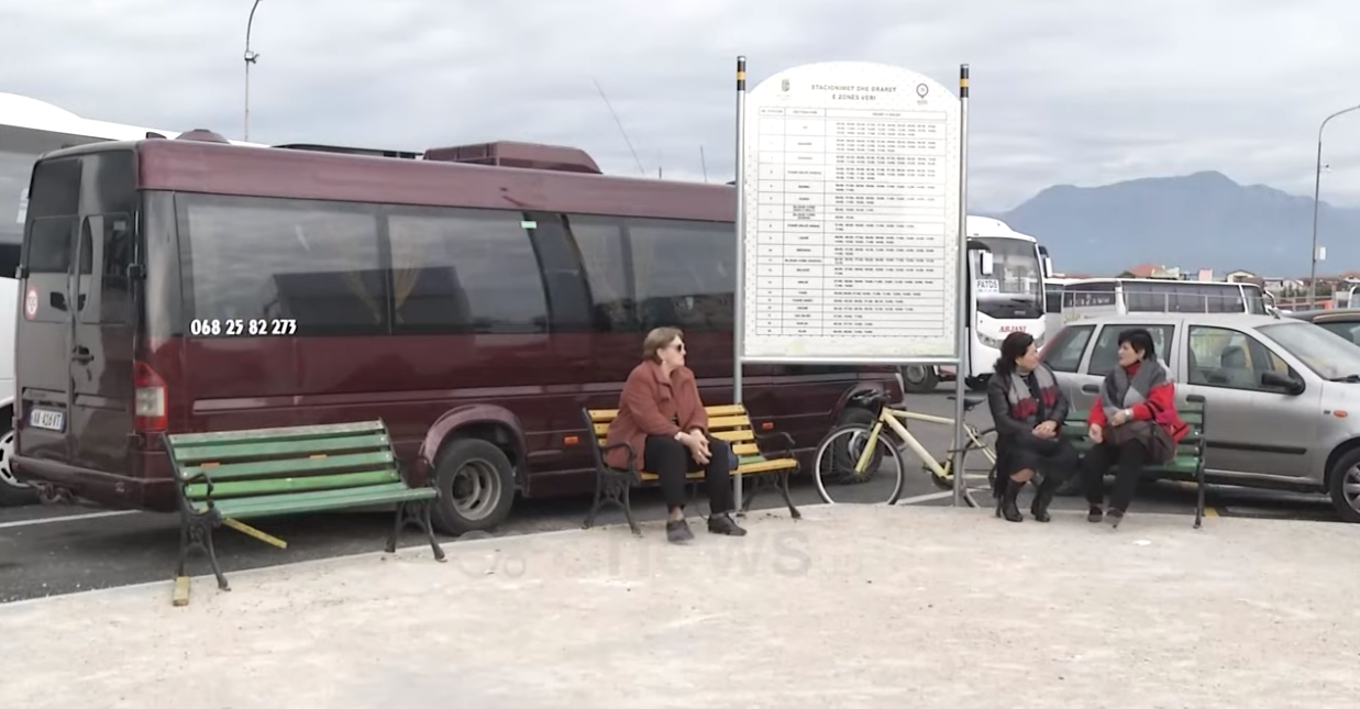 “Lali Eri ka mbaruar punë, lekët i fut në xhep”, udhëtarët ankohen për kushtet e terminalit