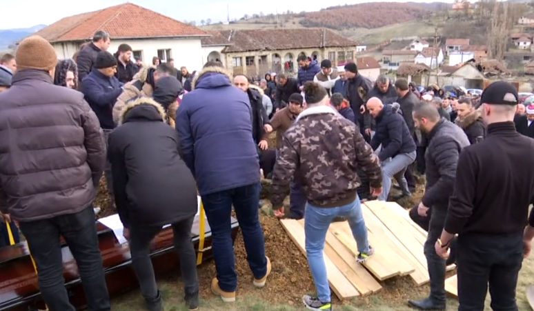 Tragjedia në Gjilan, varrosen pesë anëtarët e familjes Bllaca
