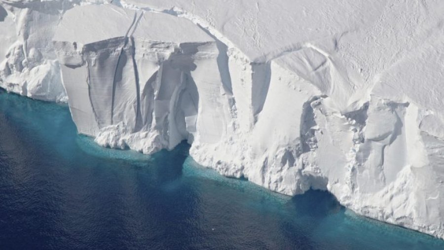 Antarktida ‘po djersitet’, brenda këtij shekulli niveli i ujit në dete mund të trefishohet