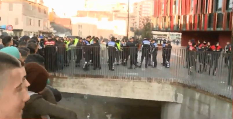 Tension para derbit, tifozët e Tiranës përplasen me policinë