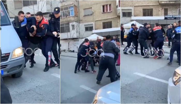 “Më gërrvishe furgonin”/ Përleshje masive mes shoferëve në Tiranë, policia nuk i mban dot