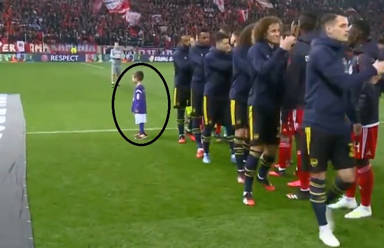 Vogëlushi mbetet vetëm pas ikjes së shokëve, lojtarët e Arsenalit i bëjnë surprizën e bukur