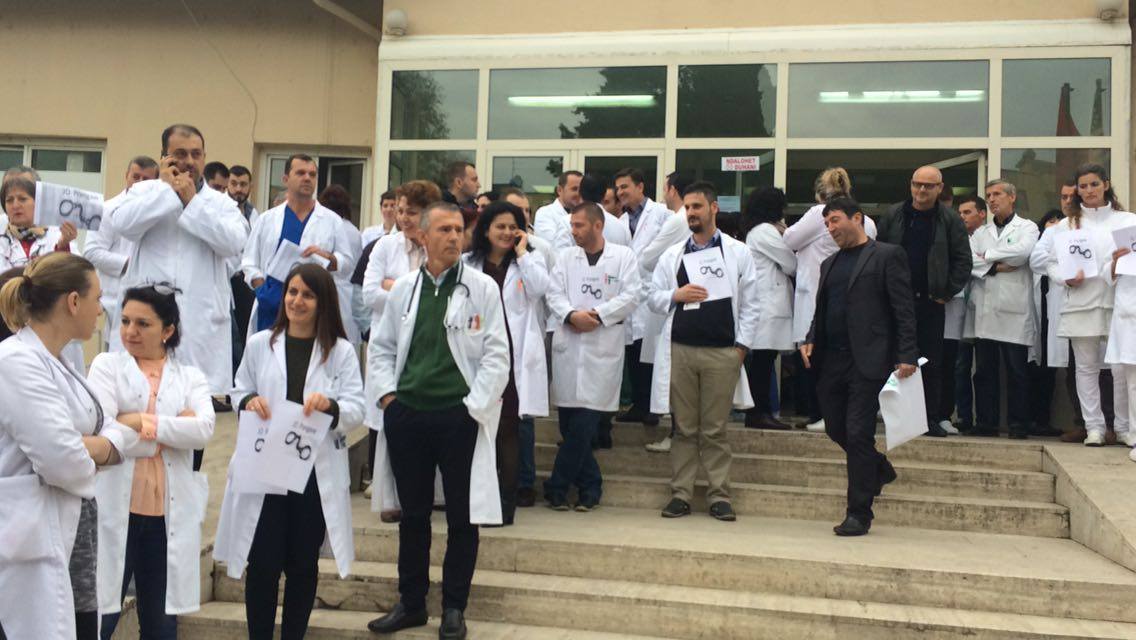 Sondazhi/ 87% e shqiptarëve: Shteti ka dështuar në menaxhimin e sistemit shëndetësor