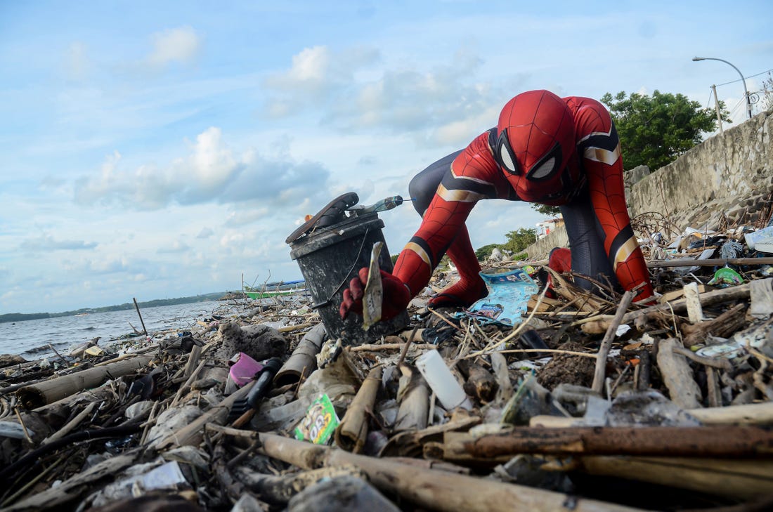I veshur me kostumin e Spider Man, burri pastron plazhin nga mbeturinat para orës 7 të mëngjesit