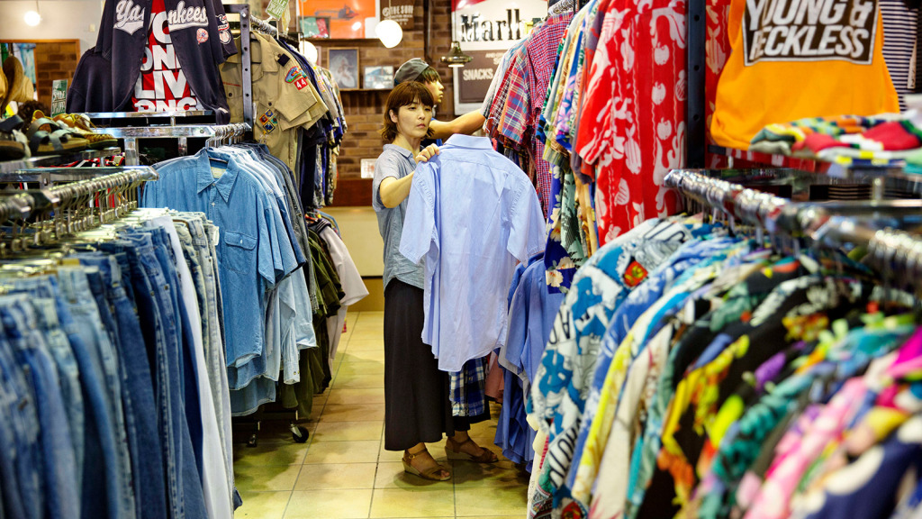 Britanikët i futen “gabit me kokë”, rriten ndjeshëm blerjet e rrobave të përdorura