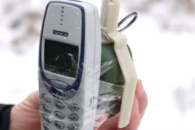 Video epike, a do t’i rezistojë legjenda Nokia 3310 shpërthimit?